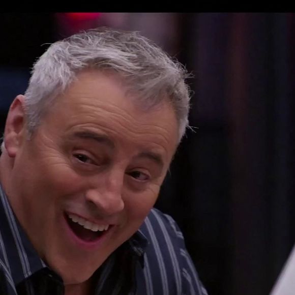 Captures d'écran - L'épisode spécial de Friends arrivera en France le 27 mai avec des invités.
Les six héros de la série vont se retrouver après 17 ans d'absence. C'est la plate forme HBO Max qui possède les droits de tout le catalogue Friends. En plus des comédiens historiques, cet épisode spécial verra défiler de nombreuses vedettes comme Justin Bieber, David Beckham ou encore Lady Gaga.