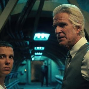 Millie Bobby Brown dans le rôle d'Eleven et Matthew Modine dans celui du Dr Martin Brenner dans Stranger Things