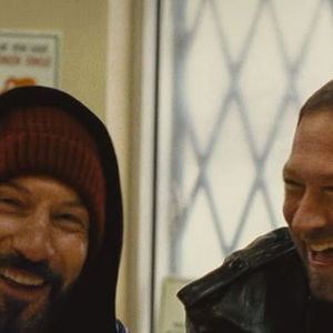 Ebon Moss-Bachrach et Jon Bernthal dans l'épisode surprise de The Bear
