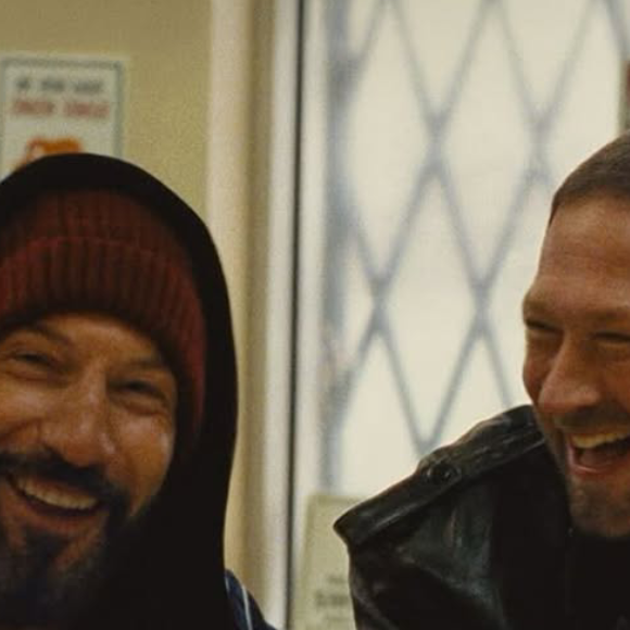 Ebon Moss-Bachrach et Jon Bernthal dans l'épisode surprise de The Bear