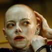C'est le film de science-fiction le plus fou de 2025 et Emma Stone s'est vraiment rasée les cheveux pour ça, "Pas meilleure sensation au monde"