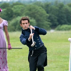 Simone Ashley dans le rôle de Kate Sharma, Jonathan Bailey dans celui d'Anthony Bridgerton et Charithra Chandran dans celui d'Edwina Sharma dans La chronique des Bridgerton