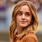 Après des mois d'absence, Emma Watson fait sensation avec une robe à fleurs véritables qu'elle a co-créée : "Un rappel de vivre pleinement le moment présent"