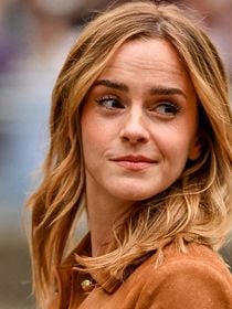 Après des mois d'absence, Emma Watson fait sensation avec une robe à fleurs véritables qu'elle a co-créée : "Un rappel de vivre pleinement le moment présent"
