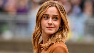 Après des mois d'absence, Emma Watson fait sensation avec une robe à fleurs véritables qu'elle a co-créée : "Un rappel de vivre pleinement le moment présent"