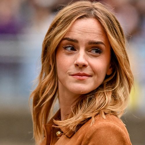 Après des mois d'absence, Emma Watson fait sensation avec une robe à fleurs véritables qu'elle a co-créée : "Un rappel de vivre pleinement le moment présent"
