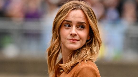Après des mois d'absence, Emma Watson fait sensation avec une robe à fleurs véritables qu'elle a co-créée : "Un rappel de vivre pleinement le moment présent"