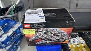 L'affaire du siècle : ce fan de LEGO découvre le Faucon Millenium de Star Wars dans une brocante et économise plus de 600 euros