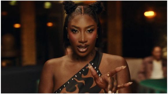 Aya Nakamura prend le pouvoir avec "Désarmer"