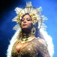 Beyoncé dévoile son baby bump en live