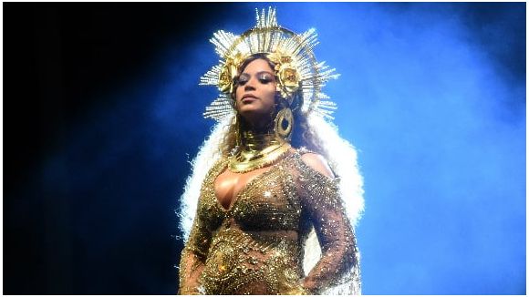 Beyoncé dévoile son baby bump en live