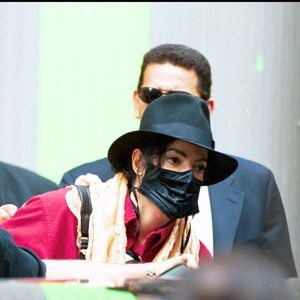 MICHAEL JACKSON FAIT DU SHOPPING A PARIS