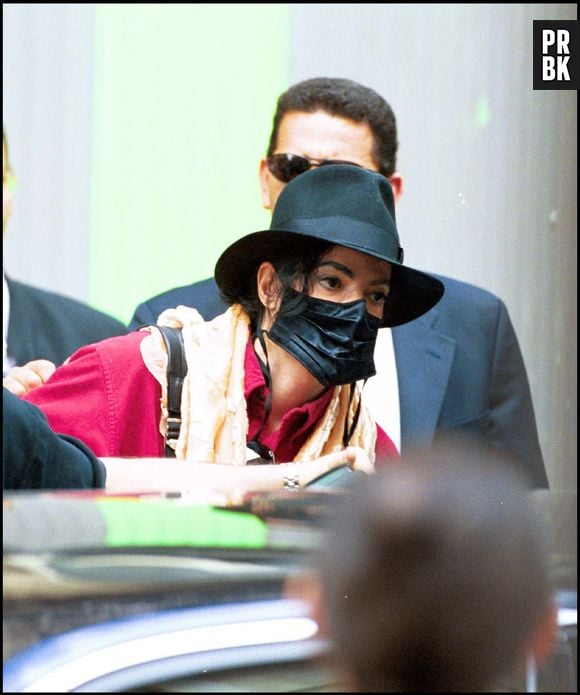 MICHAEL JACKSON FAIT DU SHOPPING A PARIS