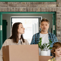 Sous la chaleur accablante, un couple et leurs 3 enfants se logent dans un garage de 10m² après avoir été expulsés