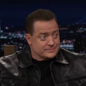 Pictures must credit : NBC
Brendan Fraser, la star de La Momie, a révélé qu'il avait fait un tour de montagnes russes sur le thème du film pour se préparer à une nouvelle suite.
Fraser, 57 ans, fait à nouveau équipe avec l'actrice britannique Rachel Weisz pour le quatrième film de la franchise, qui a débuté en 1999.
Le troisième film, La tombe de l'empereur dragon, est sorti en 2008 et Weisz, qui est mariée à l'acteur de James Bond Daniel Craig, a choisi de ne pas y participer.
La sortie du nouveau film est prévue pour mai 2028.
Fraser, lauréat d'un Oscar, a participé à l'émission américaine de Jimmy Fallon pour parler de son nouveau film intitulé Pressure, dans lequel il incarne le commandant allié de la Seconde Guerre mondiale Dwight D. Eisenhower.
Le film se concentre sur les jours précédant le jour J, le 6 juin 1944.
En parlant de La Momie, dans lequel Fraser jouait le rôle de l'aventurier Rick O'Connell, M. Fallon a déclaré : "Eh bien, il y a des choses très intéressantes à faire dans ce film : "Il y a des nouvelles assez importantes qui sont en train de briser le cercle vicieux de l'industrie cinématographique.
"Les gens disent que vous allez reprendre le tournage d'un autre film sur la momie. Est-ce vrai ? Allez-vous en faire un autre ?
"Que savons-nous à ce sujet jusqu'à présent ?
"Y a-t-il quelque chose que vous êtes autorisé à dire ?
Fraser a répondu : "Eh bien, nous allons réunir le groupe. C'est la seule façon de le faire.
"Nous allons donc donner au public ce qui nous a ennuyé ces 20 dernières années."

Photo fournie par JLPPA