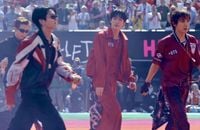 Les BTS lors de la mi-temps de la finale de la Coupe du Monde.
