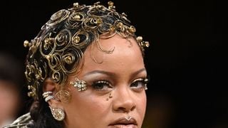 "C'est un grand styliste" : le thème du Met Gala 2027 fait polémique, Anna Wintour le défend