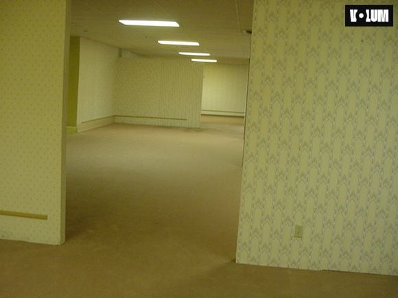 La photo originale des Backrooms publiée sur 4chan en 2018.
