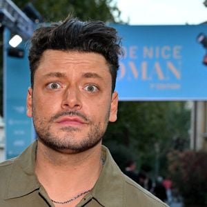 Kev Adams durant la soirée de clôture du festival Cinéroman au Pathé gare du Sud, à Nice le 4 octobre 2025.
Le palmarès de l'édition 2025 est le suivant : le prix du meilleur film a été attribué à Connémara d'Alex Lutz, le prix d'interprétation féminine à Valeria Bruni Tedeschi pour son rôle dans le film L'attachement, le prix masculin est allé à Bastien Bouillon qui joue dans Connemara, le prix d'honneur est pour Valerie Donzelli, pour son film à pied d'oeuvre, le prix special du jury à Jacques Fieschi, le prix Romain Gary à Franck Dubosc et le prix nouvelle génération à Ma mère ; Dieu et Sylvie Vartan. Cette année il y a un nouveau prix, le prix Genius, de la marque horlogère suisse. Il a été remis à remis à l'acteur Tcheky Karyo, jour de son 72e anniversaire. Ce prix d'honneur est un hommage à la carrière de cet immense acteur, qui tient le rôle principal du film " Le Papillon d'acier ", un court métrage réalisé et produit par Carles Benoin, sur le thème du temps, et produit par la maison horlogère Genius et qui concourra pour les prochains Césars. © Bebert-Jacovides/Bestimage