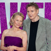 Liam Neeson est l'exemple parfait que l'amour n'a pas d'âge (et ce n'est pas parce qu'il a 15 ans d'écart avec Pamela Anderson)