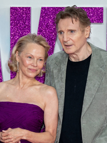 Liam Neeson est l'exemple parfait que l'amour n'a pas d'âge (et ce n'est pas parce qu'il a 15 ans d'écart avec Pamela Anderson)