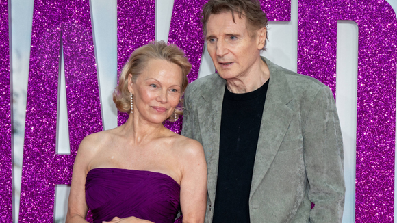 Liam Neeson est l'exemple parfait que l'amour n'a pas d'âge (et ce n'est pas parce qu'il a 15 ans d'écart avec Pamela Anderson)