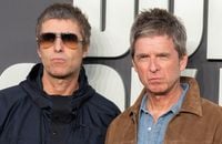 Oasis chante "Acquiesce" en concert à Cardiff en 2025.