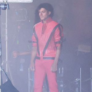 Jaafar Jackson ressemble étrangement à son défunt oncle, Michael Jackson, alors qu'il se plonge dans la recréation de scènes emblématiques du légendaire clip "Thriller" pour le très attendu biopic Michael Jackson, dirigé par le réalisateur Antoine Fuqua, promettant un portrait électrisant qui rend hommage à l'héritage inégalé du Roi de la Pop.
