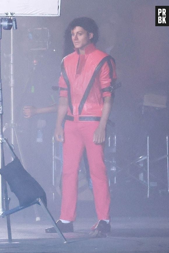 Jaafar Jackson ressemble étrangement à son défunt oncle, Michael Jackson, alors qu'il se plonge dans la recréation de scènes emblématiques du légendaire clip "Thriller" pour le très attendu biopic Michael Jackson, dirigé par le réalisateur Antoine Fuqua, promettant un portrait électrisant qui rend hommage à l'héritage inégalé du Roi de la Pop.