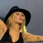 "Je voulais m'enfuir" : Miley Cyrus a failli annuler son concert à cause des critiques en ligne