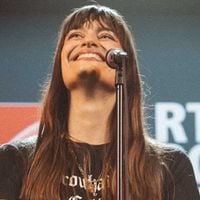 Clara Luciani chante son single en live