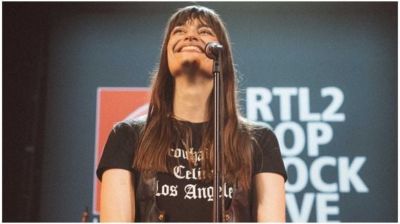 Clara Luciani chante son single en live
