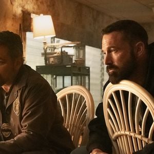 Matt Damon dans le rôle du lieutenant Dane Dumars et Ben Affleck dans celui du sergent détective JD Byrne dans The Rip