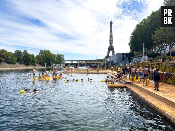 Les premiers nageurs se baignent dans la Seine au site Bras Marie, face a l'île Saint-Louis à proximité de Paris Plage 2025, à Paris, France le 5 juillet 2025. © Florian Savina/Bestimage