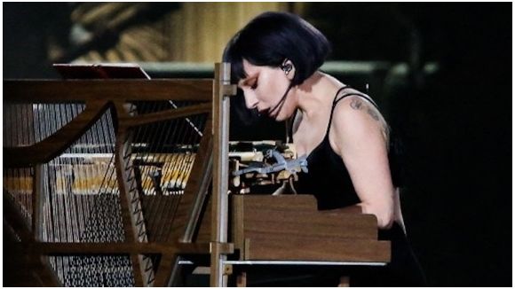 Lady Gaga rend hommage aux victimes du 13 novembre