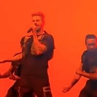 M Pokora chante "Ouh na na" en live