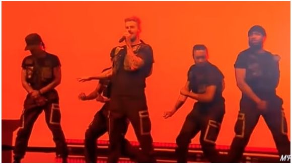 M Pokora chante "Ouh na na" en live