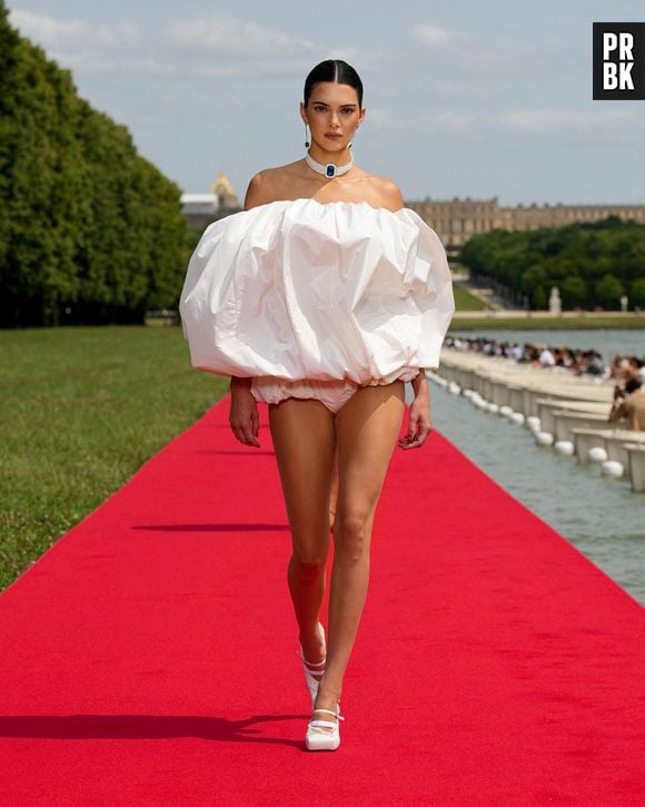 Kendall Jenner - Défilé Jacquemus collection "Le chouchou" automne-hiver 2023/2024, même si la marque est désormais déconnectée du traditionnel calendrier de la mode et livre des collections qui ne sont plus liées aux saisons, au château de Versailles, France, le 26 juin 2023. Avec l'aimable autorisation de Jacquemus via Bestimage