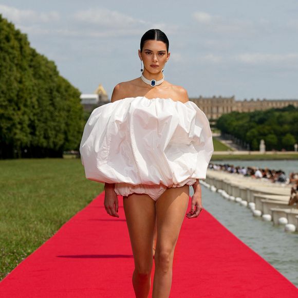 Kendall Jenner - Défilé Jacquemus collection "Le chouchou" automne-hiver 2023/2024, même si la marque est désormais déconnectée du traditionnel calendrier de la mode et livre des collections qui ne sont plus liées aux saisons, au château de Versailles, France, le 26 juin 2023. Avec l'aimable autorisation de Jacquemus via Bestimage