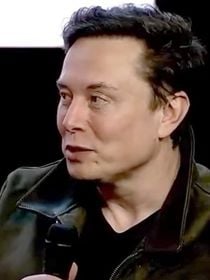 "L'IA la plus intelligente au monde" : après la polémique raciste, Elon Musk annonce Grok 4, la nouvelle version de son IA