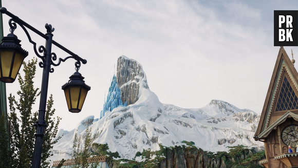 La montagne du Nord de World of Frozen avec le palais d'Elsa de La Reine des Neiges à Disneyland Paris