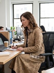 Zara vend un ensemble jupe et veste en daim camel tellement luxueux qu'il ressemble à du Chloé (et il est idéal pour le bureau)