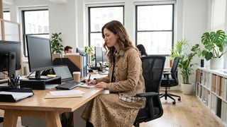 Zara vend un ensemble jupe et veste en daim camel tellement luxueux qu'il ressemble à du Chloé (et il est idéal pour le bureau)