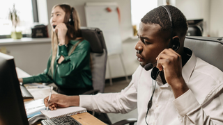 La génération Z a inventé un nouveau terme pour ceux qui veulent partir à l'heure et ne recherchent pas de promotions : le minimalisme professionnel