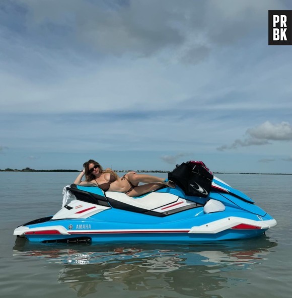 Sydney Sweeney en bikini sur un jet-ski