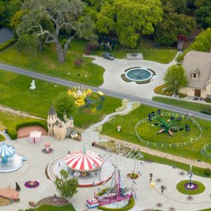 Le Neverland Ranch de Michael Jackson reprend vie alors que les producteurs d'un nouveau biopic sur la vie et la carrière de la légende controversée de la pop reconstruisent son ancienne maison et son parc d'attractions tristement célèbres.