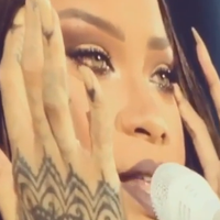 Rihanna fond en larmes sur scène (vidéo)
