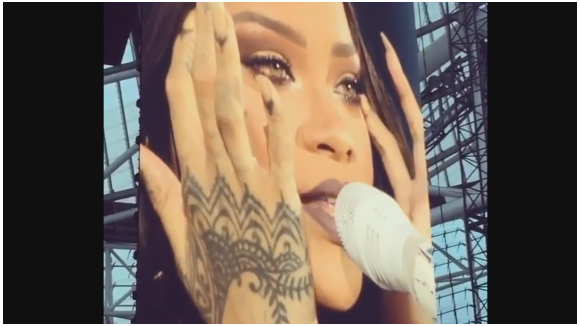 Rihanna fond en larmes sur scène (vidéo)