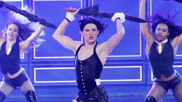 Tom Holland danse sur Umbrella de Rihanna.