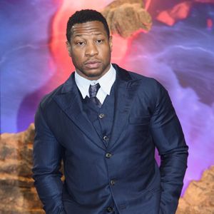 Info - L'acteur Jonathan Majors coupable d'agression sur une ex-petite amie et exclu de Marvel - Jonathan Majors - Photocall à la première du film "Ant-Man et la Guêpe : Quantumania" à Londres le 16 février 2023.